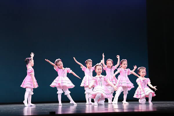 発表会で踊る幼児